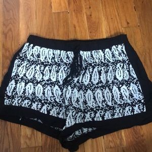 BLACK AND WHITE PATTERN FLOWY SHORTS
